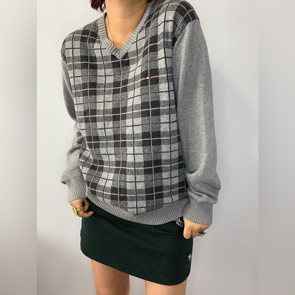 Vintage Tommy Hilfiger Sweater 🖤🤍 - Picture 1 of 5